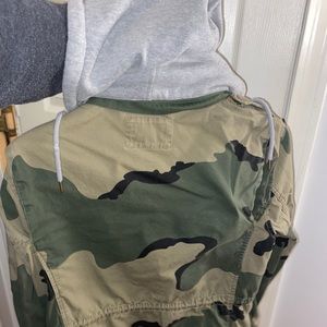 Cargo Army jacket with grey cotton hoodie